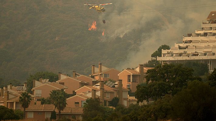 Cortes intermitentes en la AP-7 y aumento de desalojados por el incendio en Sierra Bermeja