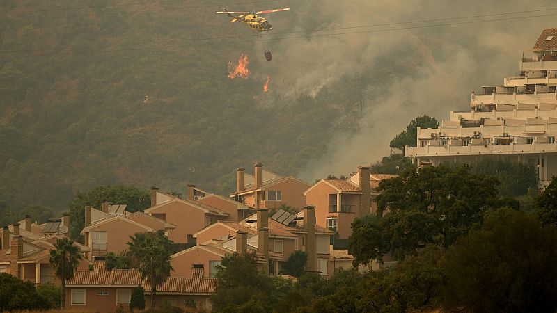 Cortes intermitentes en la AP-7 y aumento de desalojados por el incendio en Sierra Bermeja - Ver ahora
