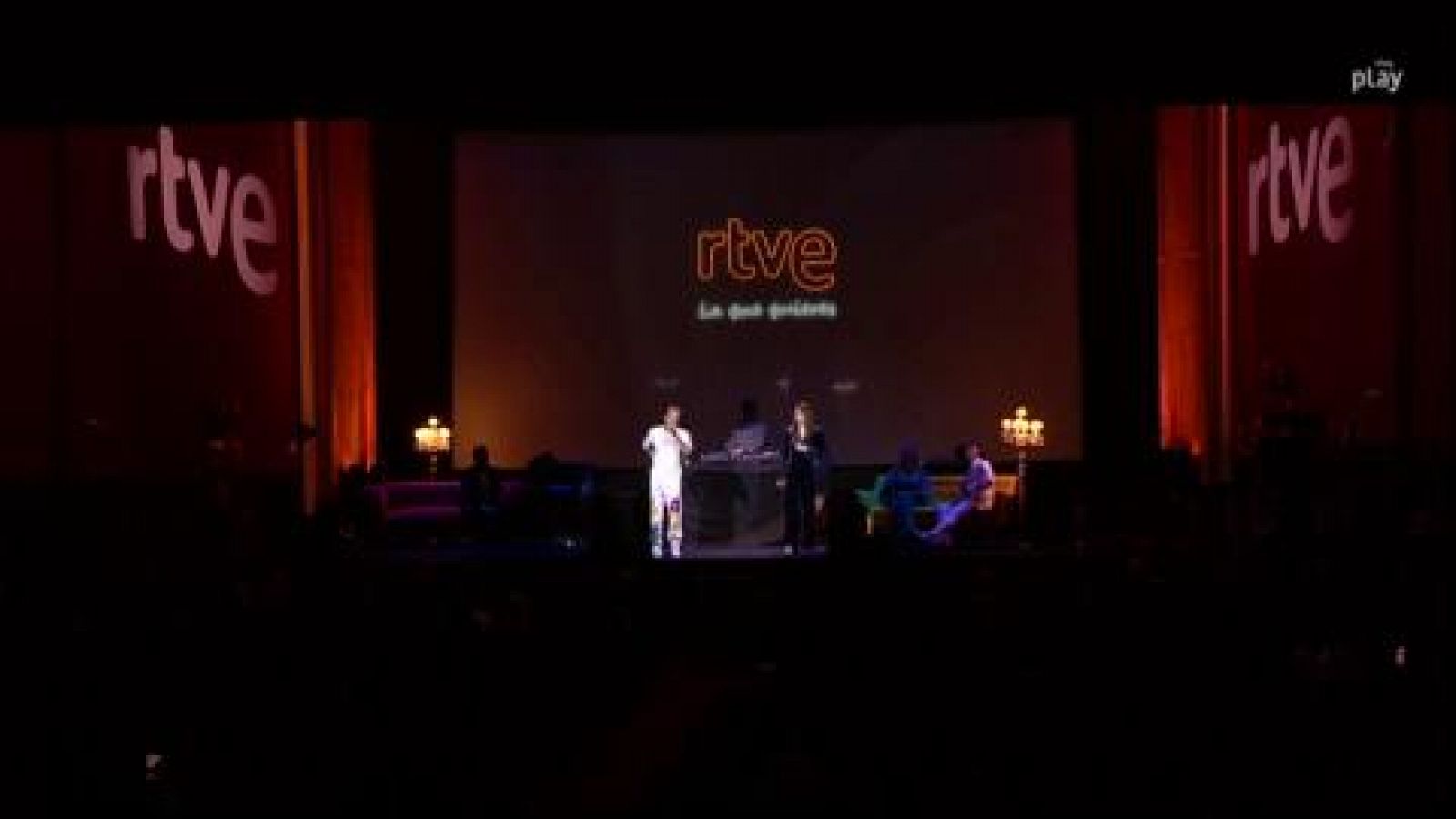 Skone y Sara Socas rapean en directo en la gala 'RTVE, la que quieres'