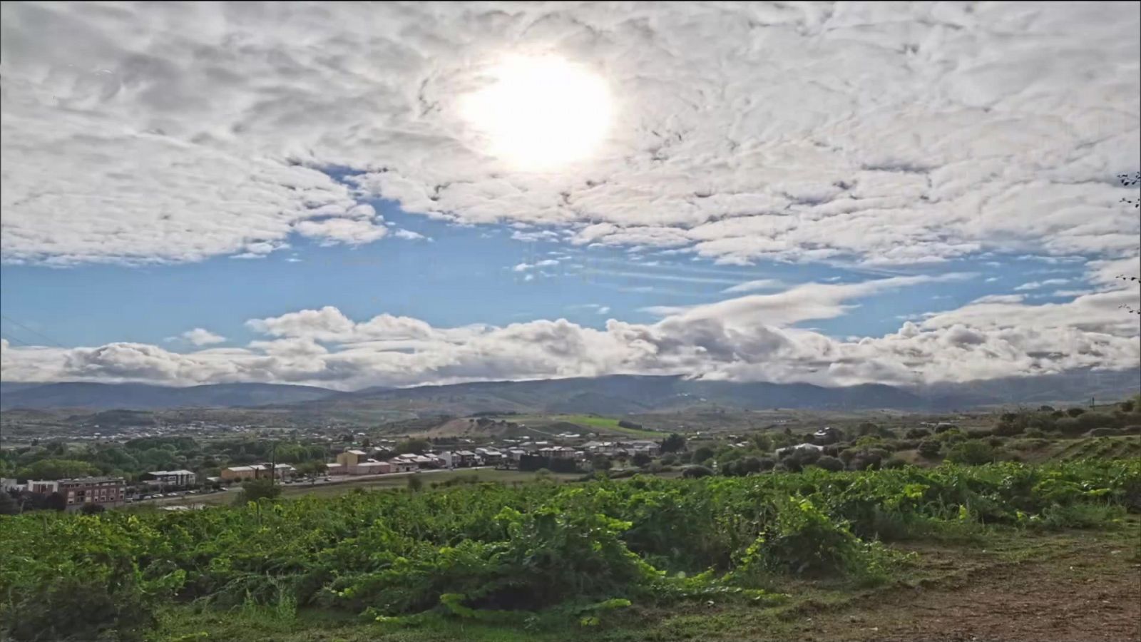 Chubascos y tormentas que pueden ser localmente fuertes en el norte, centro y litoral sur de Cataluña. Temperaturas significativamente altas en zonas de Canarias - ver ahora