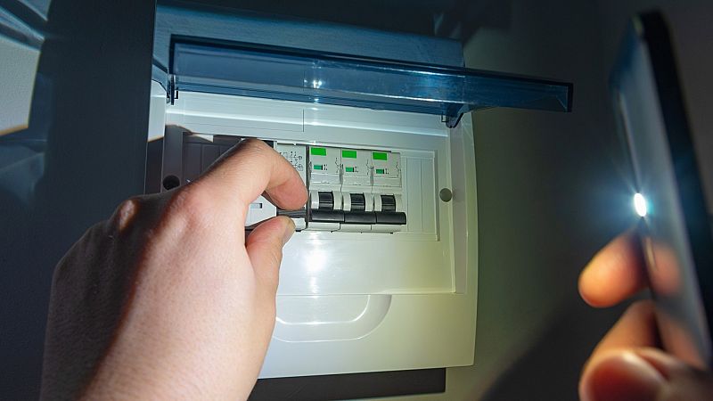 Un pueblo de Jaén baja los plomos en protesta con el precio de la luz - Ver ahora