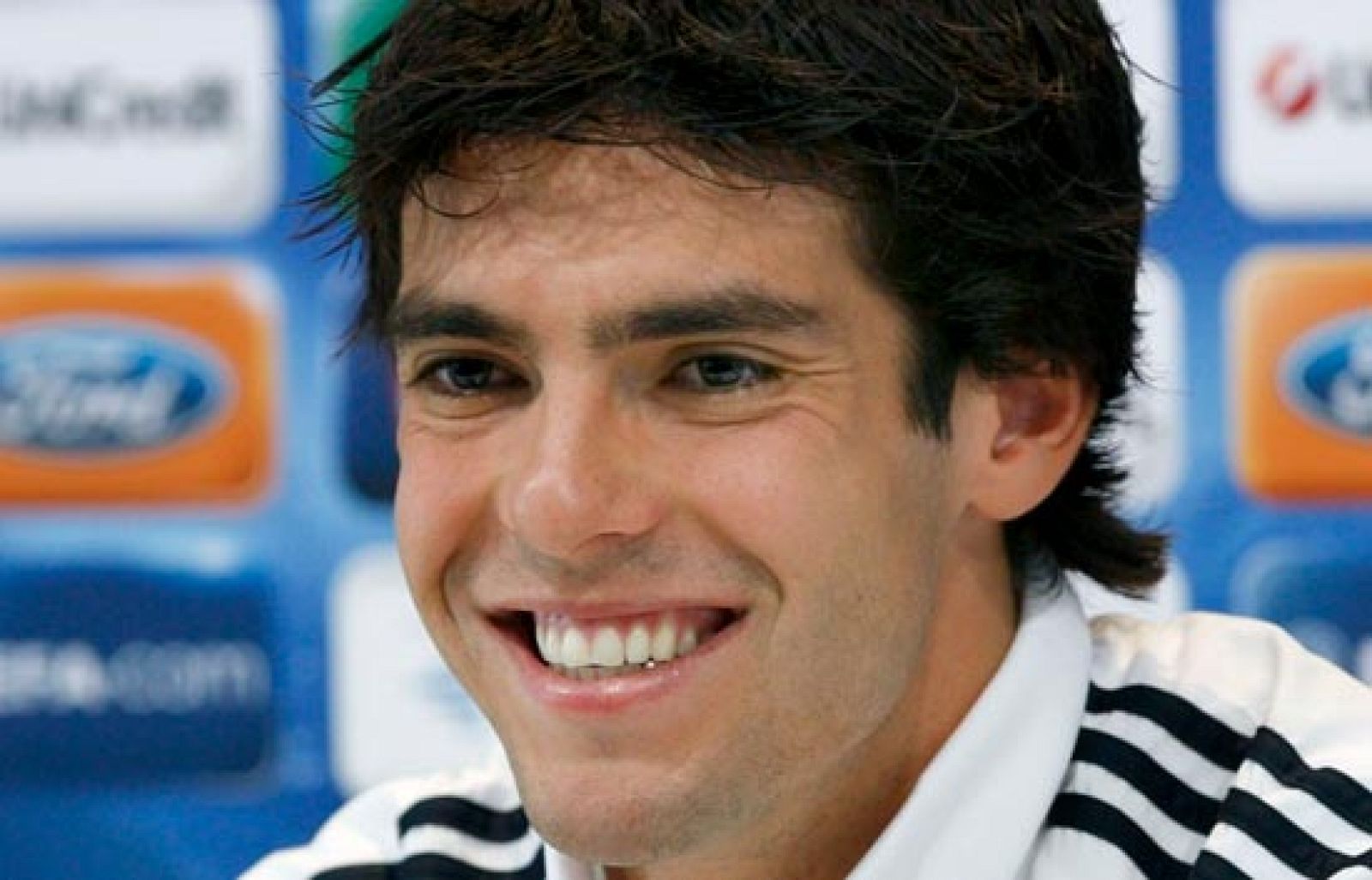 El brasileño Kakà se enfrenta a su ex equipo, el Milán, con la camiseta del Real Madrid. 