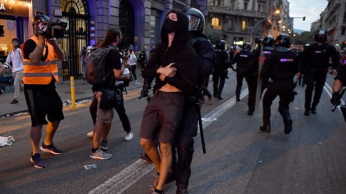 Disturbios frente a la Jefatura de Policía de Barcelona tras la Diada de Cataluña