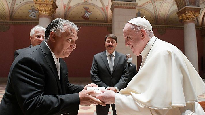 El papa se reúne con Orbán a su llegada a Hungría
