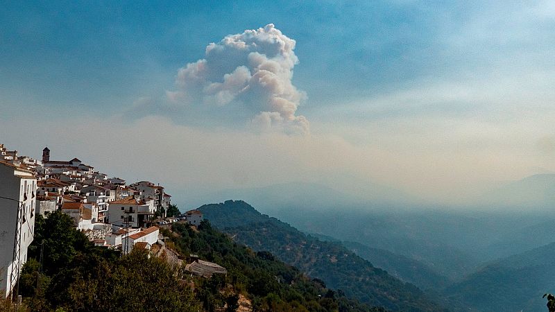 El incendio de Sierra Bermeja sigue ardiendo con fuerza y sin control