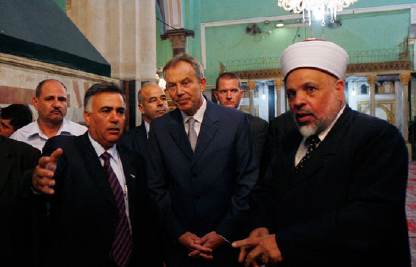 Tony Blair tachado de terrorista por un palestino cuando visitaba la mezquita más antigua de Hebrón | Ver