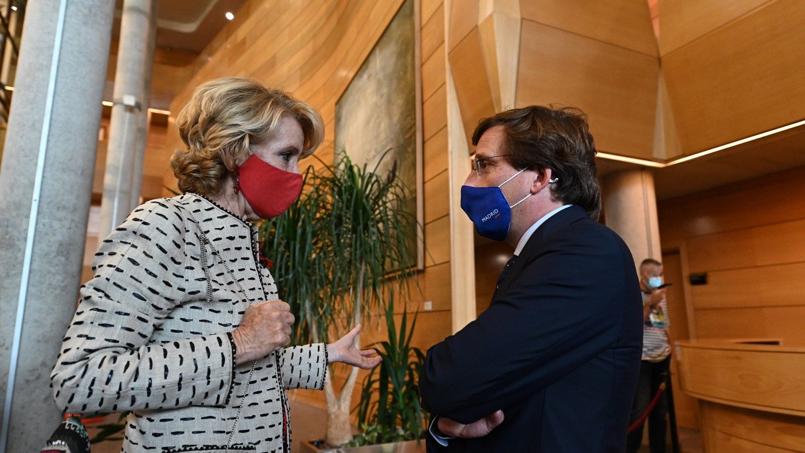 Esperanza Aguirre respalda a Ayuso en la carrera por el PP de Madrid frente a Almeida: en Génova hay "niñatos intoxicando"