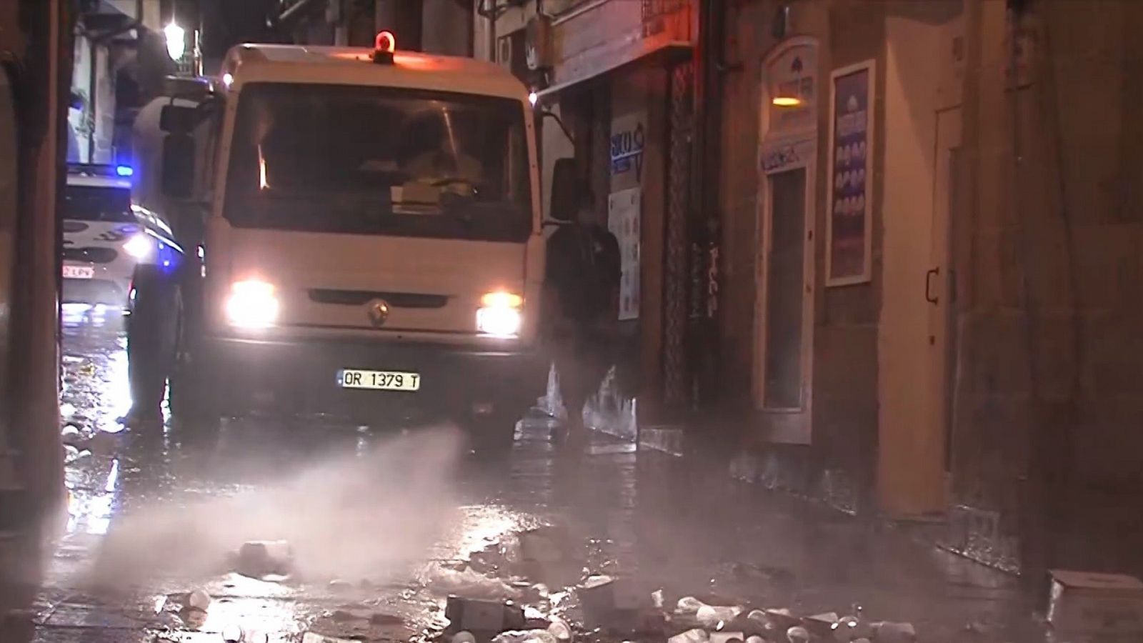 Ourense dispersa los botellones con un camión de agua a presión