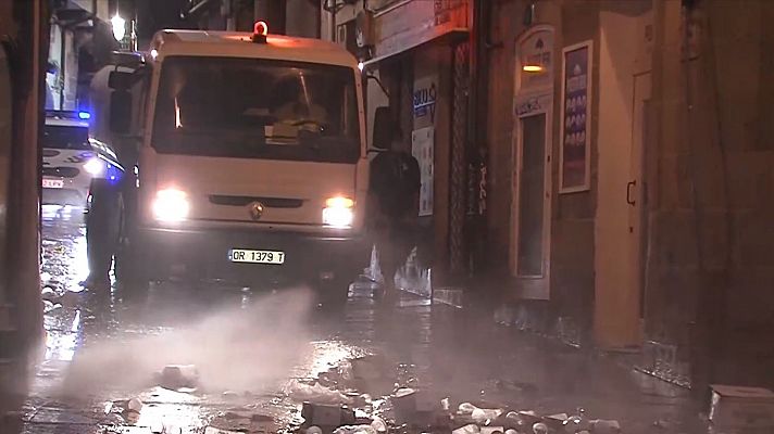 Ourense dispersa los botellones con un camión de agua a presión