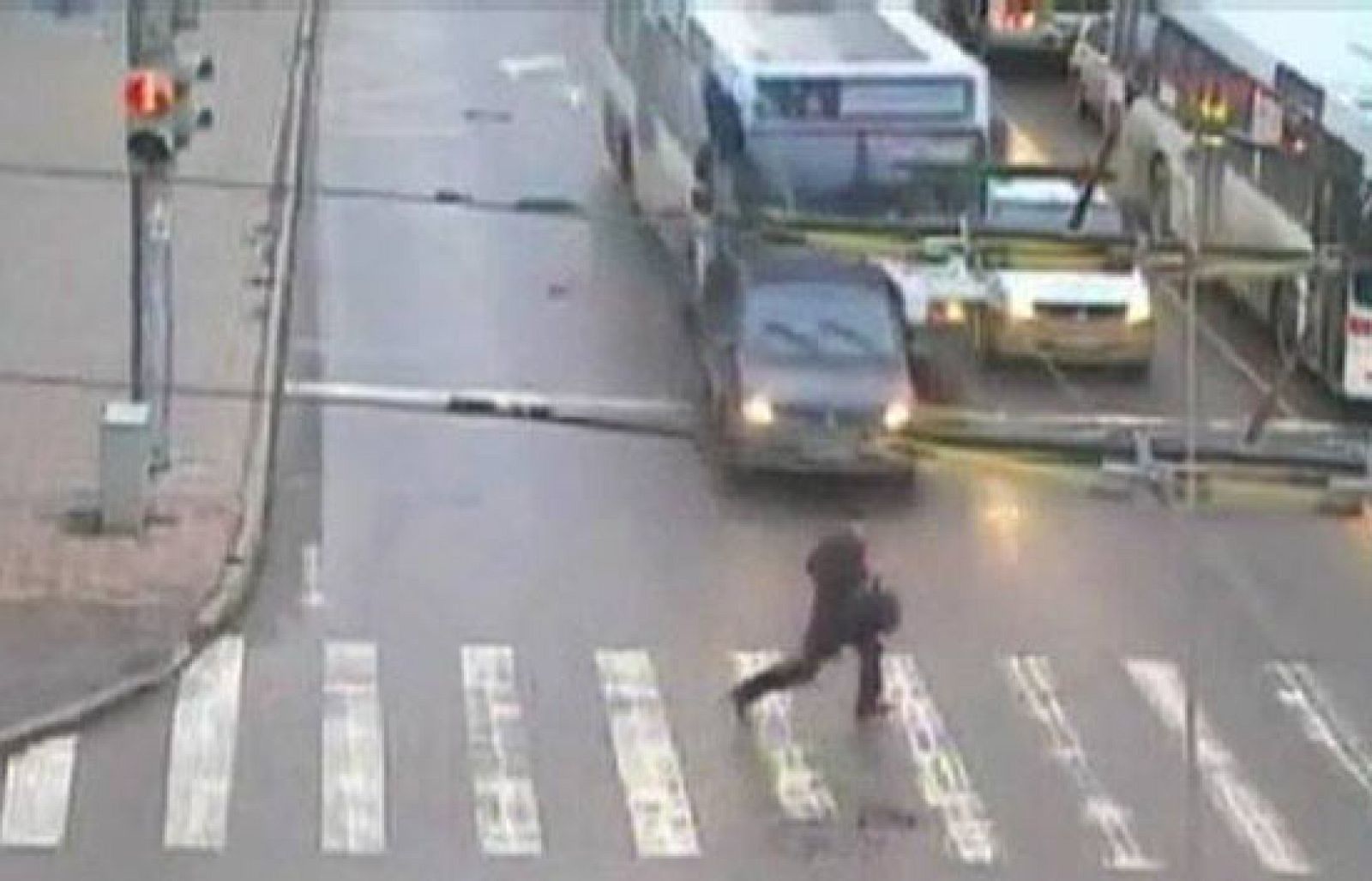 Un autobús urbano fuera de control provoca el caos en una ciudad rusa, donde un peatón por los pelos se salva de ser atropellado.  