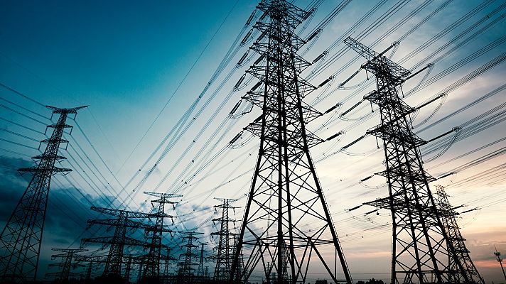 Telediario 1 - El Gobierno aprueba su plan de choque eléctrico para bajar la factura de la luz un 22% hasta final de año