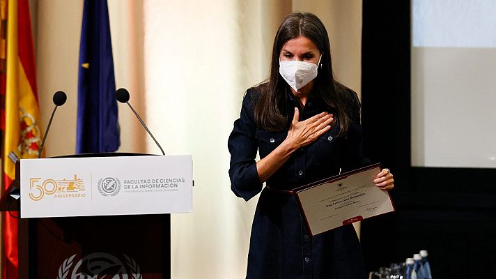 La reina Letizia, coronada "Alumna de Honor" en la facultad donde estudió periodismo