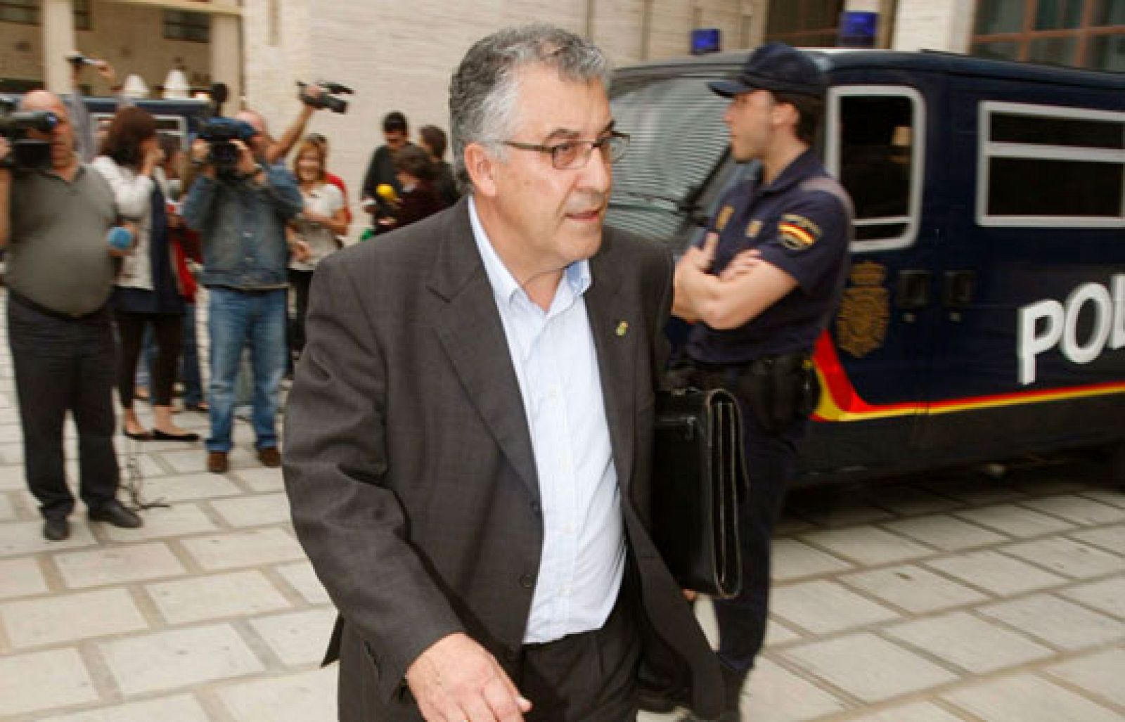 Más de doce horas lleva la policía registrando el ayuntamiento de El Ejido, en Almería | Ver