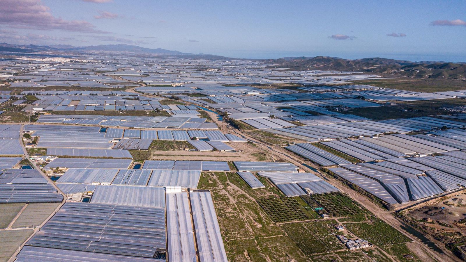 Las costas de Almería se llenan de plásticos de los invernaderos