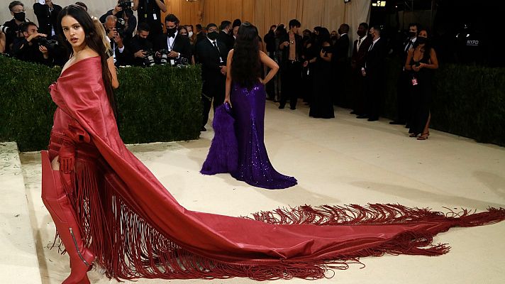 Telediario 1 - Los vestidos de Billie Eilish y Rosalía entre los más comentados de la gala MET