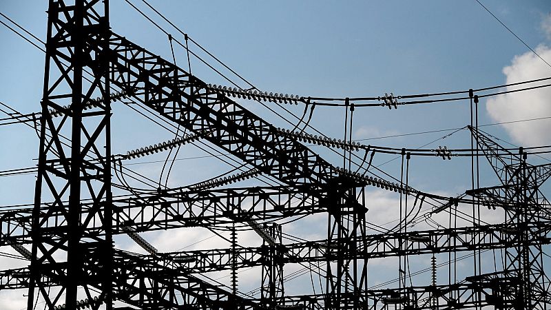 El Gobierno aprueba su plan de choque para bajar la factura de la luz tras semanas con precios récord 