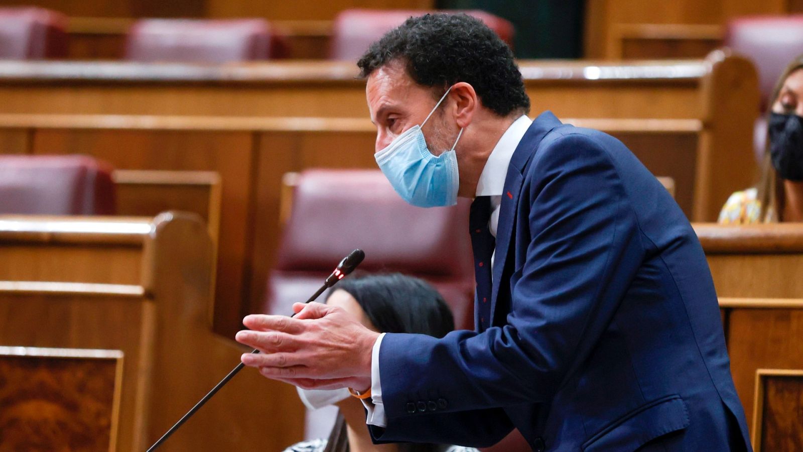 Bal ve una "humillación" sentarse en la mesa de Cataluña y Bolaños responde: "Lo valiente es dialogar"