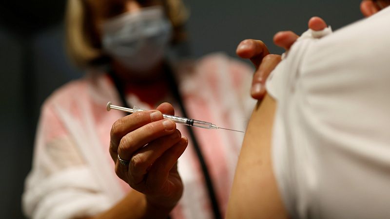 Comienza la vacunación obligatoria a trabajadores esenciales en Francia