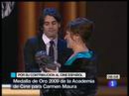  - Maura recibe la Medalla de Oro