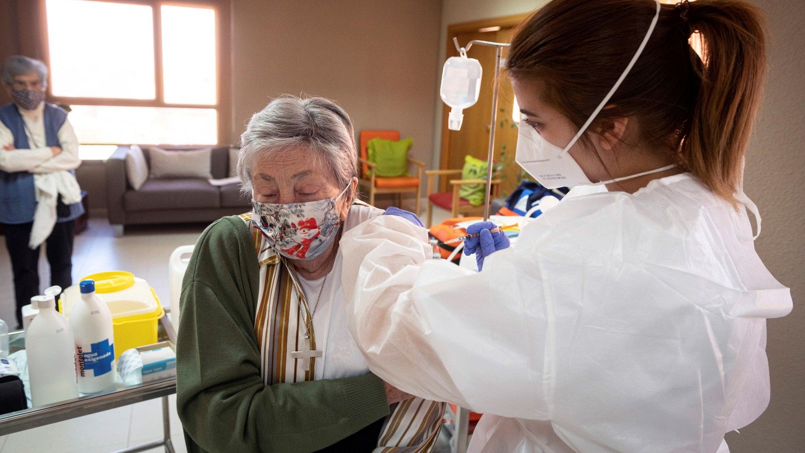 Los mayores en residencias, pacientes de cáncer y con otras patologías recibirán una tercera dosis de la vacuna