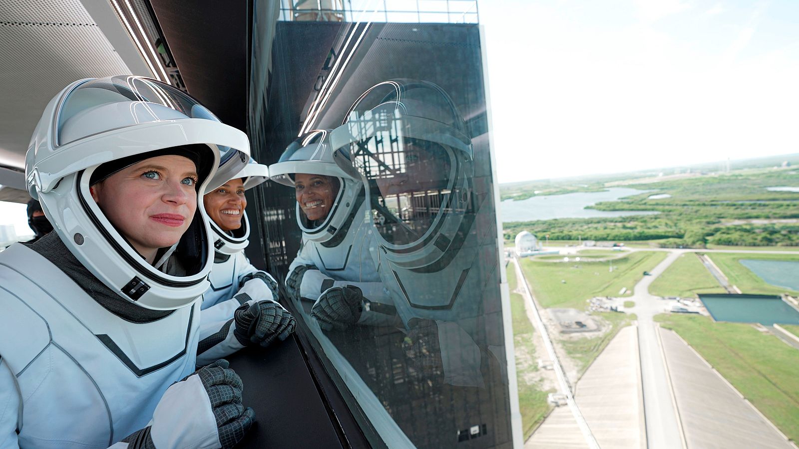 SpaceX lanza la primera misión sin astronautas profesionales | Ver