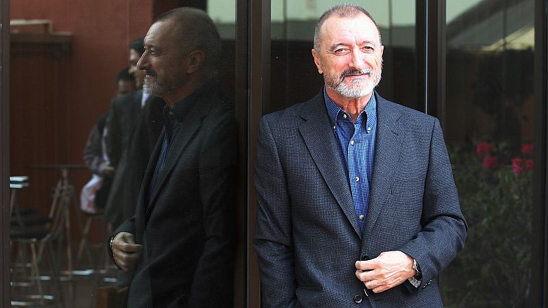 La literatura, según Pérez Reverte: "Es un analgésico, no quita el dolor pero ayuda a sopórtalo"