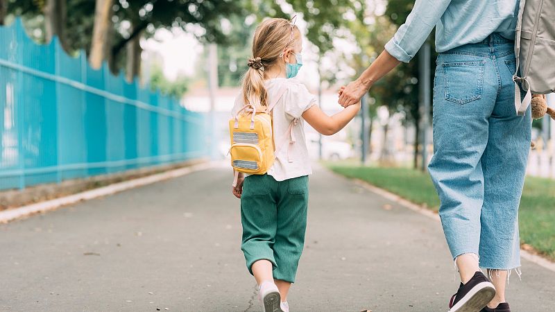 ¿A qué se enfrentan los padres que no quieren llevar a sus hijos con mascarilla al colegio?