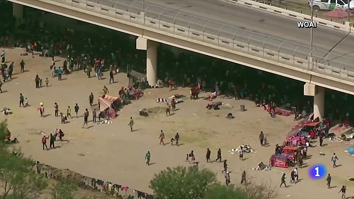 Telediario 2 - 10.000 inmigrantes, la mayoría haitianos, se hacinan bajo un puente de Texas a la espera de pedir asilo