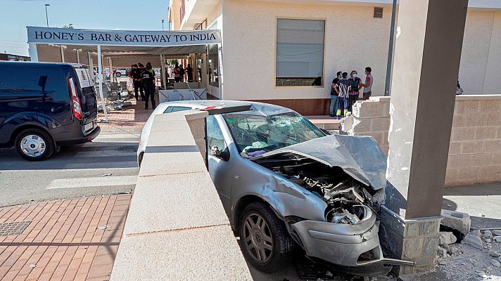 Dos muertos tras arrollar un coche la terraza de un bar en Torre Pacheco