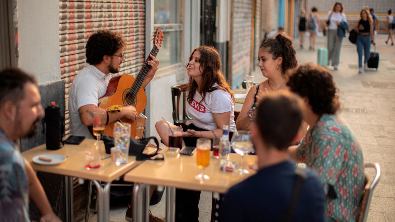 Coronavirus | La quinta ola se debilita: los contagios caen en todas las comunidades- RTVE.es | Ver