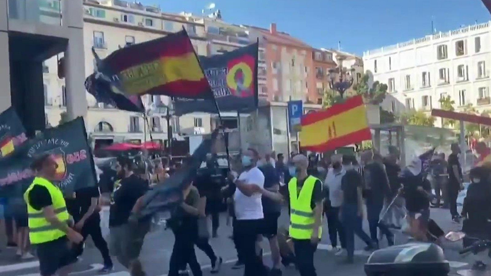 Un grupo de extrema derecha se manifiesta en Madrid en contra del colectivo LGTBI