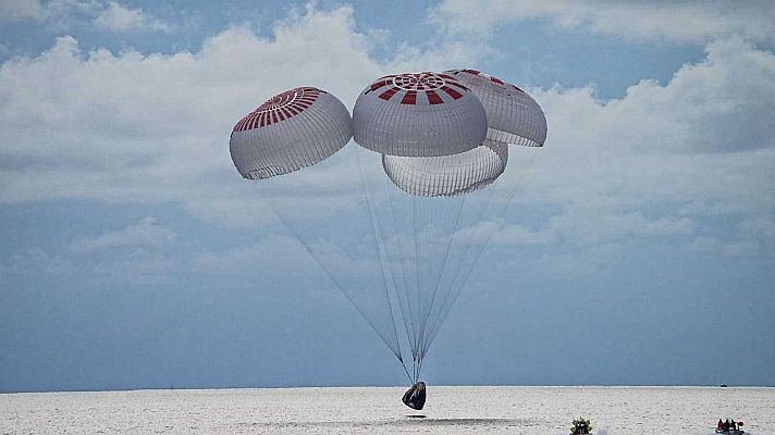 La cápsula Dragon regresa con éxito a la Tierra con la primera misión civil en el espacio