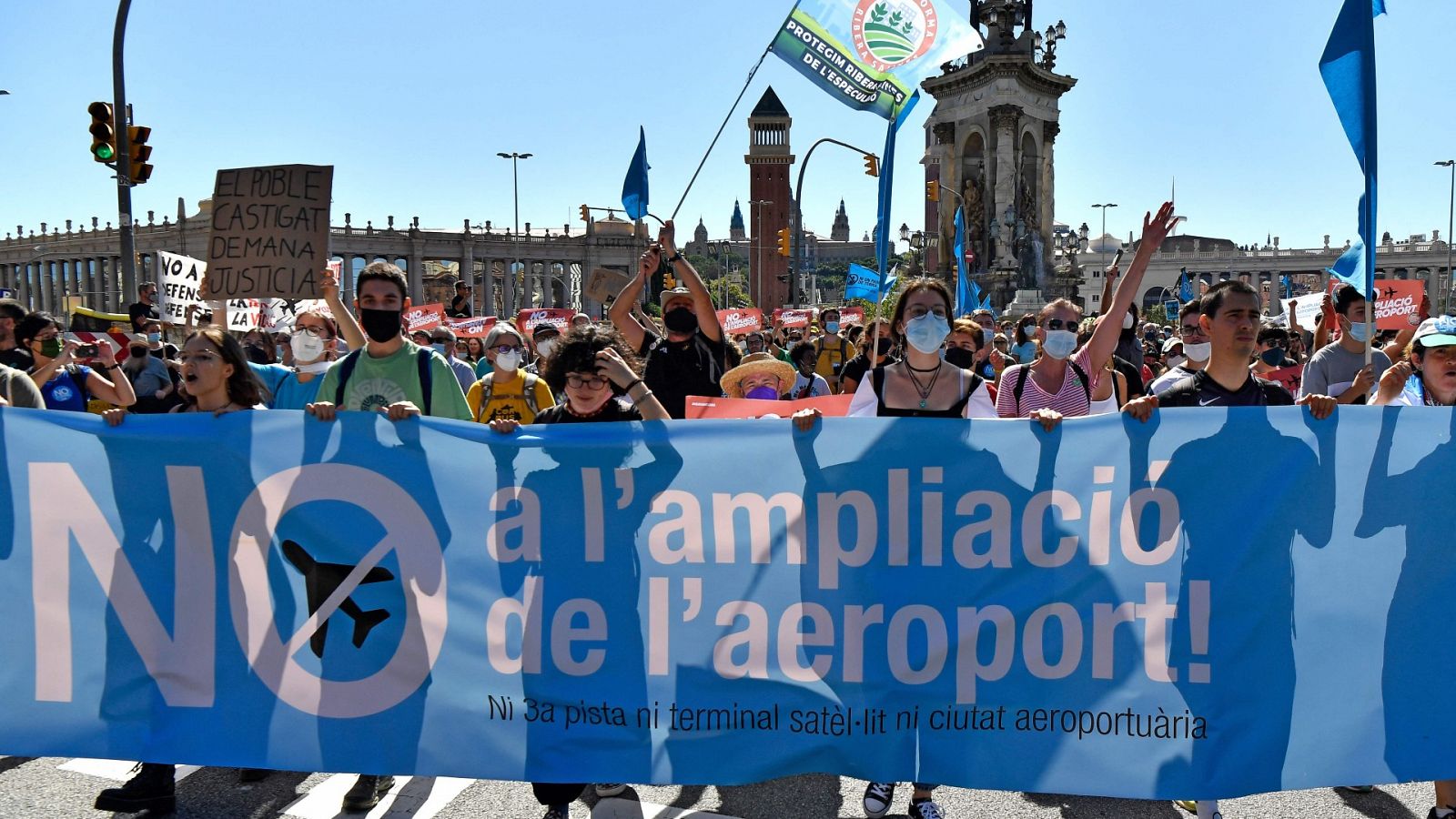 Miles de personas piden en Barcelona la paralización indefinida de la ampliación de El Prat