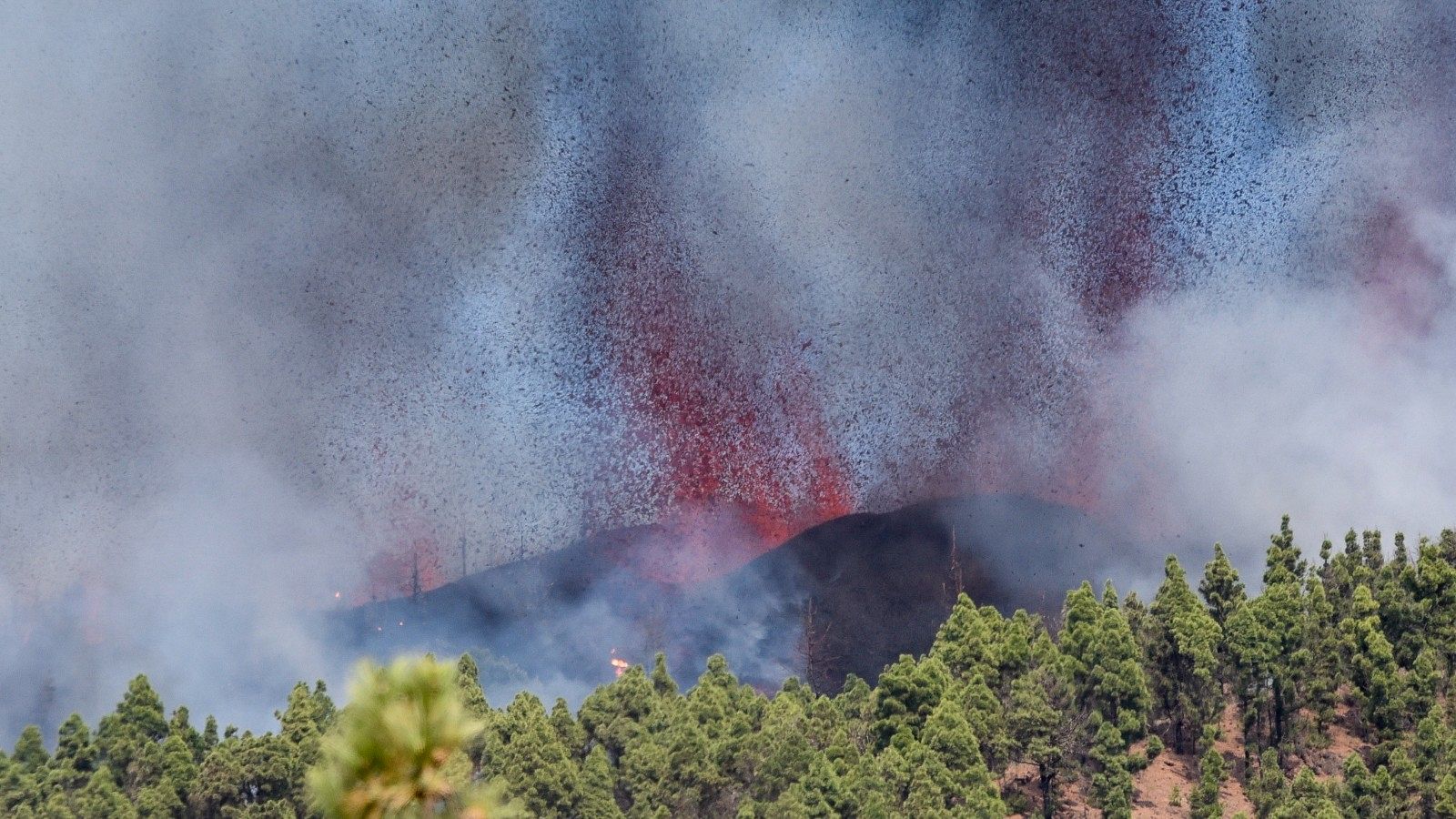 Instituto Volcanológico de Canarias: "Es una erupción estromboliana que emite fuentes de lava y piroclastos"