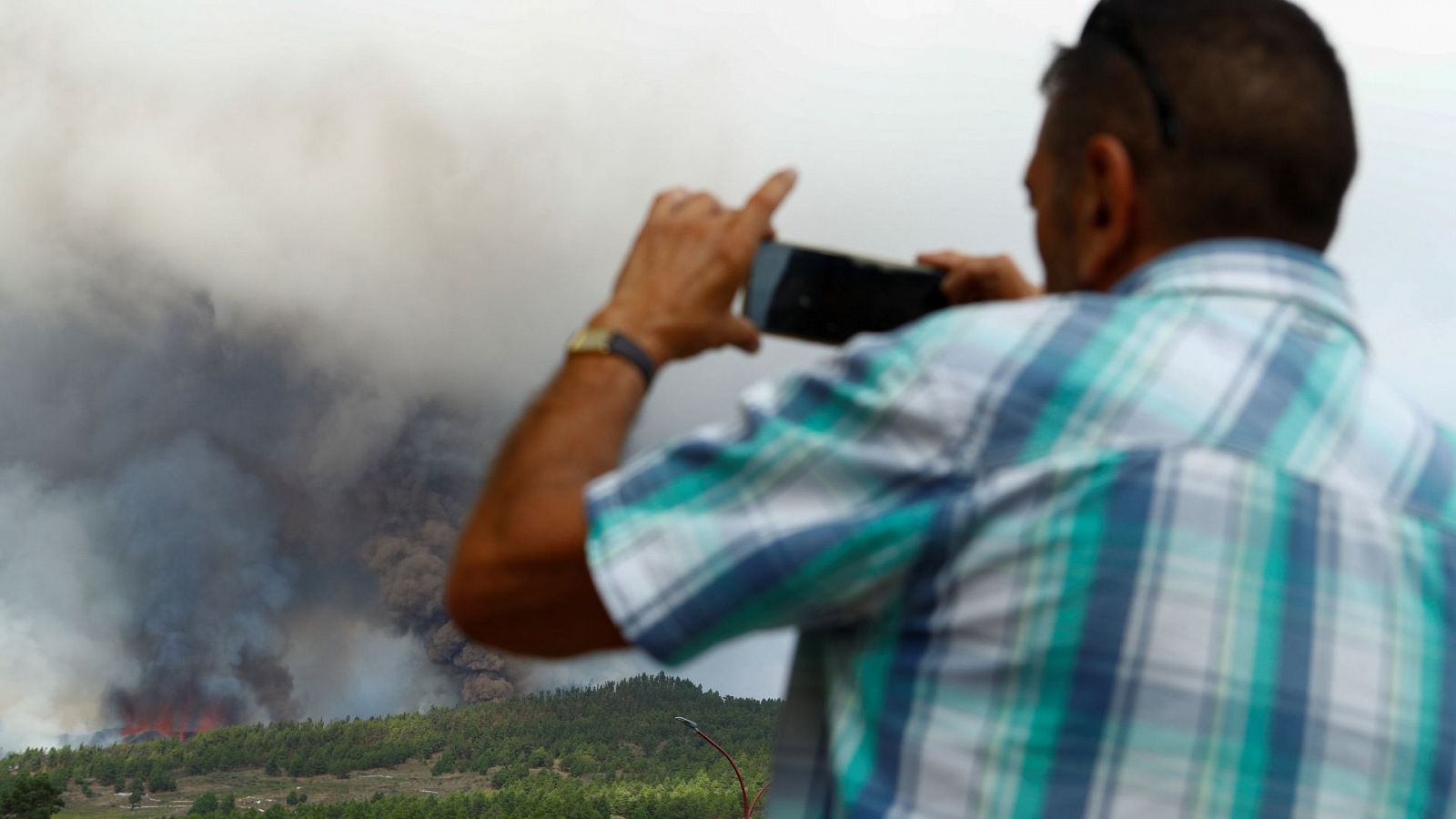 La Palma | Evacúan a los vecinos próximos a la erupción del volcán