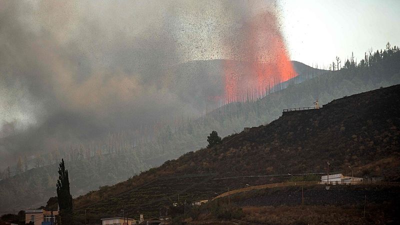 Así explica una experta cómo la lava se abre paso en el volcán de La Palma - Ver ahora
