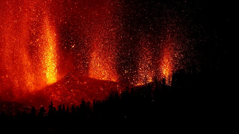 Primeras horas de la erupción volcánica en la isla de La Palma