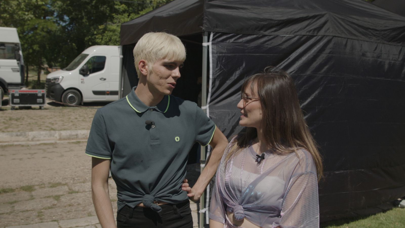 Xtra de MasterChef Celebrity: infiltrada - Programa 2: RoEnLaRed se cuela en el exterior más musical de MasterChef 