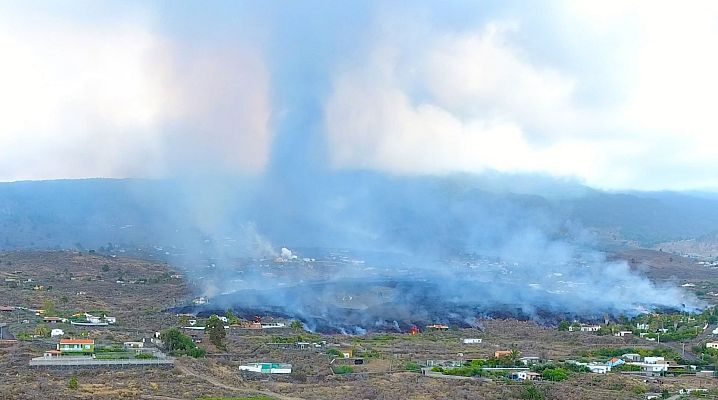 Telediario 1 - La lava imparable del volcán Cumbre Vieja engulle numerosas casas de la zona