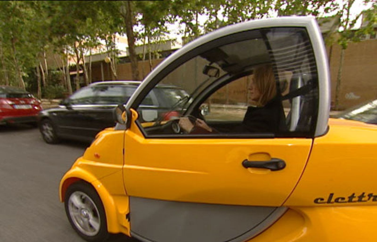 El coche eléctrico es limpio, silencioso y sobre todo es fácil de recargar en la comunidad de vecinos - Ciencia y tecnología en Rtve.es | Ver