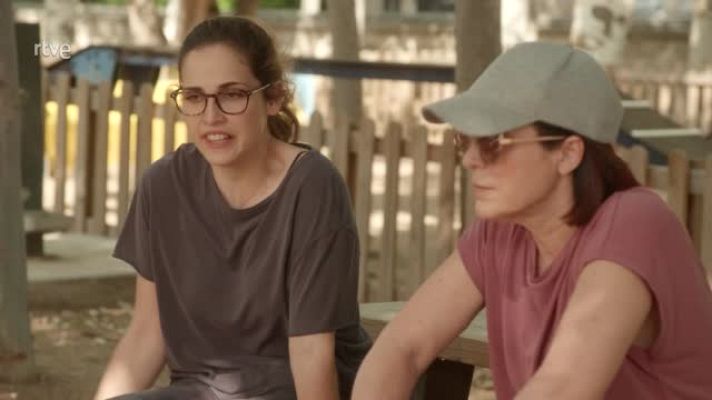 Dos vidas - Dos Vidas: Los fans acosan a Julia en Robledillo