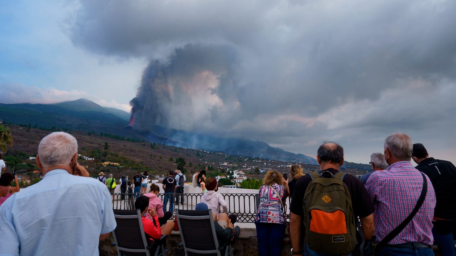 Desalojados por el volcán de La Palma: "Por la noche es un espectáculo, pero por el día es una tragedia"