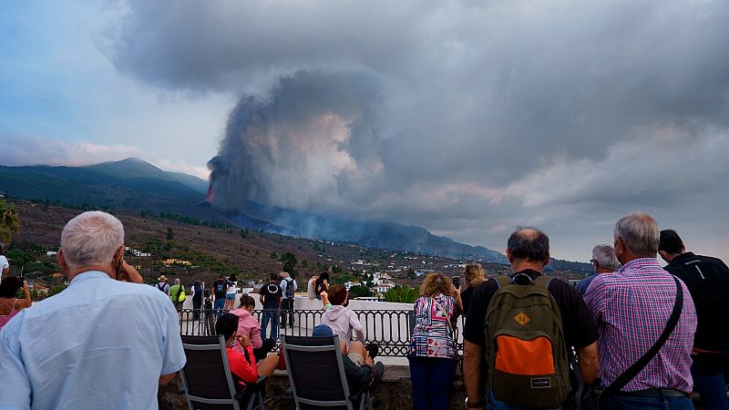 Desalojados por el volcán de La Palma: "Por la noche es un espectáculo, pero por el día es una tragedia"