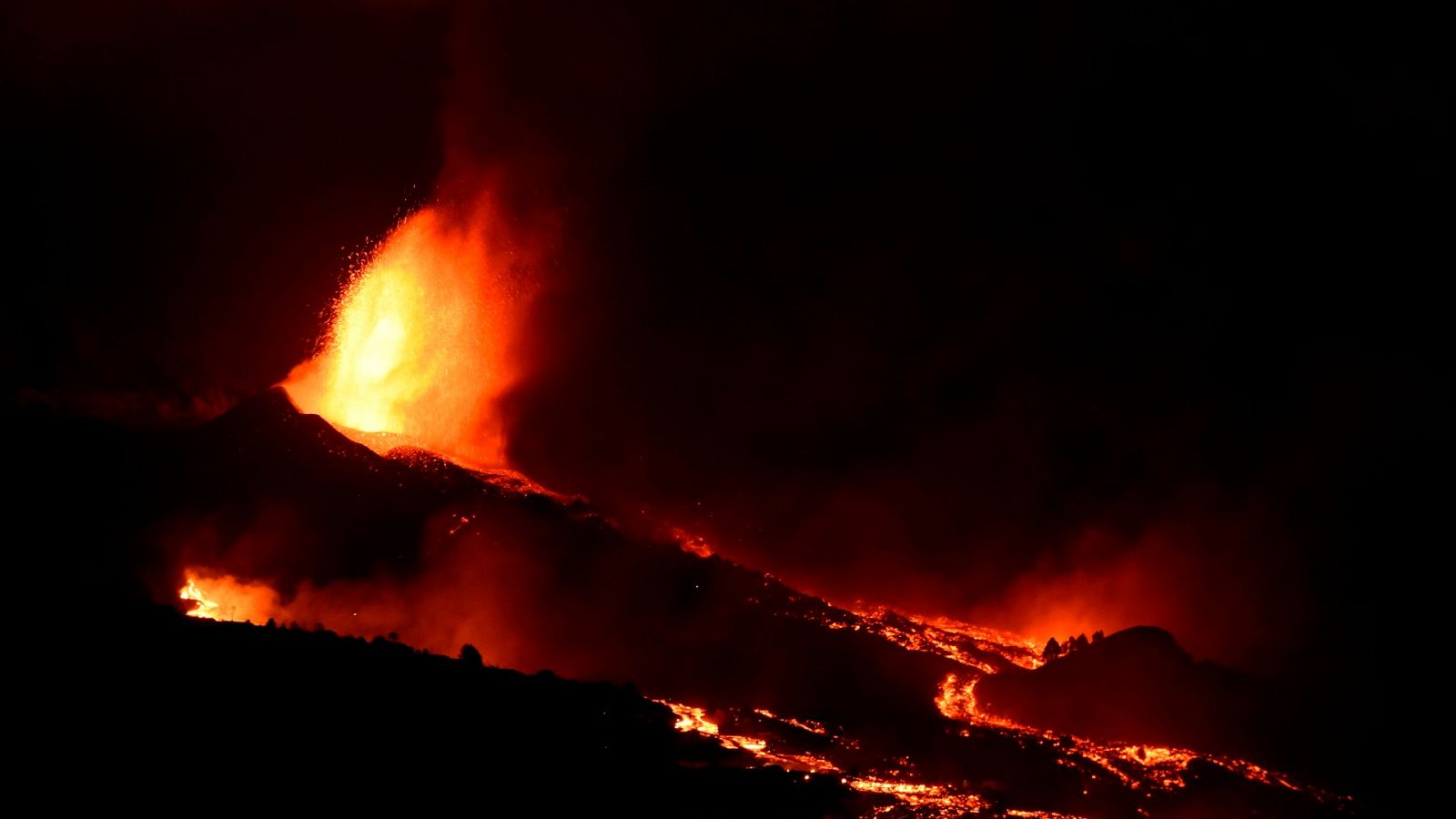 Una nueva boca del volcán obliga a evacuar otras zonas en La Palma