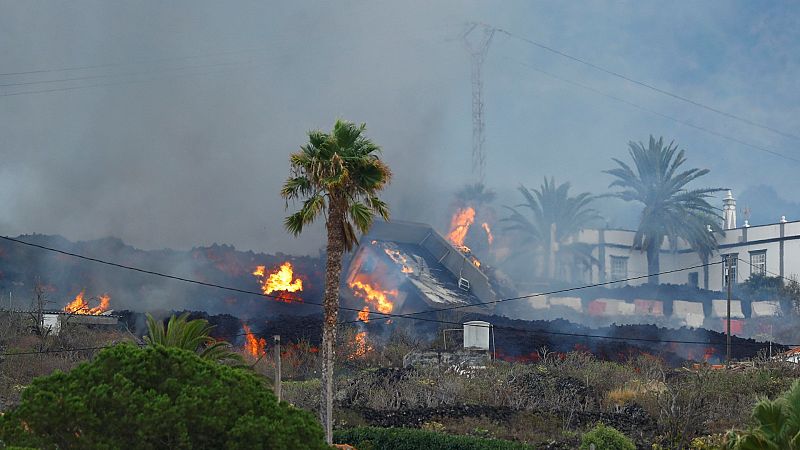 Viviendas devoradas por la lava en La Palma: "El volcán reventó delante de nuestra casa y se la llevó por delante"