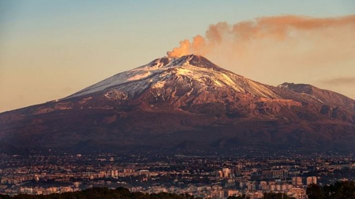 Telediario 1 - El Etna vuelve a entrar en erupción sin peligro para la población