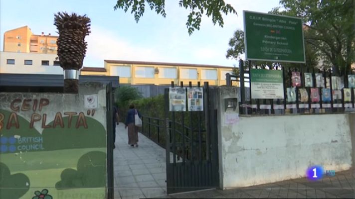 Noticias de Extremadura - Las dos alumnas del Colegio Alba Plata de Cáceres vuelven a clase con mascarilla
