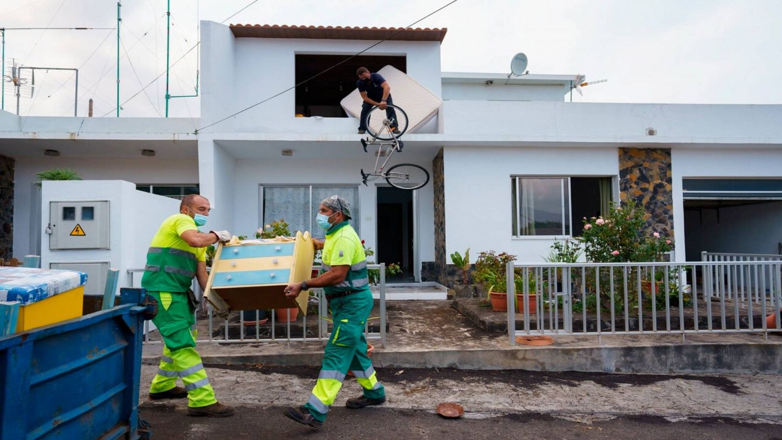 Los vecinos de Todoque (La Palma) intentan recuperar sus pertenencias antes de que llegue la lava