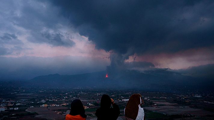 La lava ralentiza su avance hacia el mar en el tercer día de erupción del volcán de La Palma