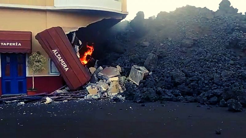 La lava del volcán de La Palma llega al barrio de Todoque mientras ralentiza su marcha hacia el mar - Ver ahora